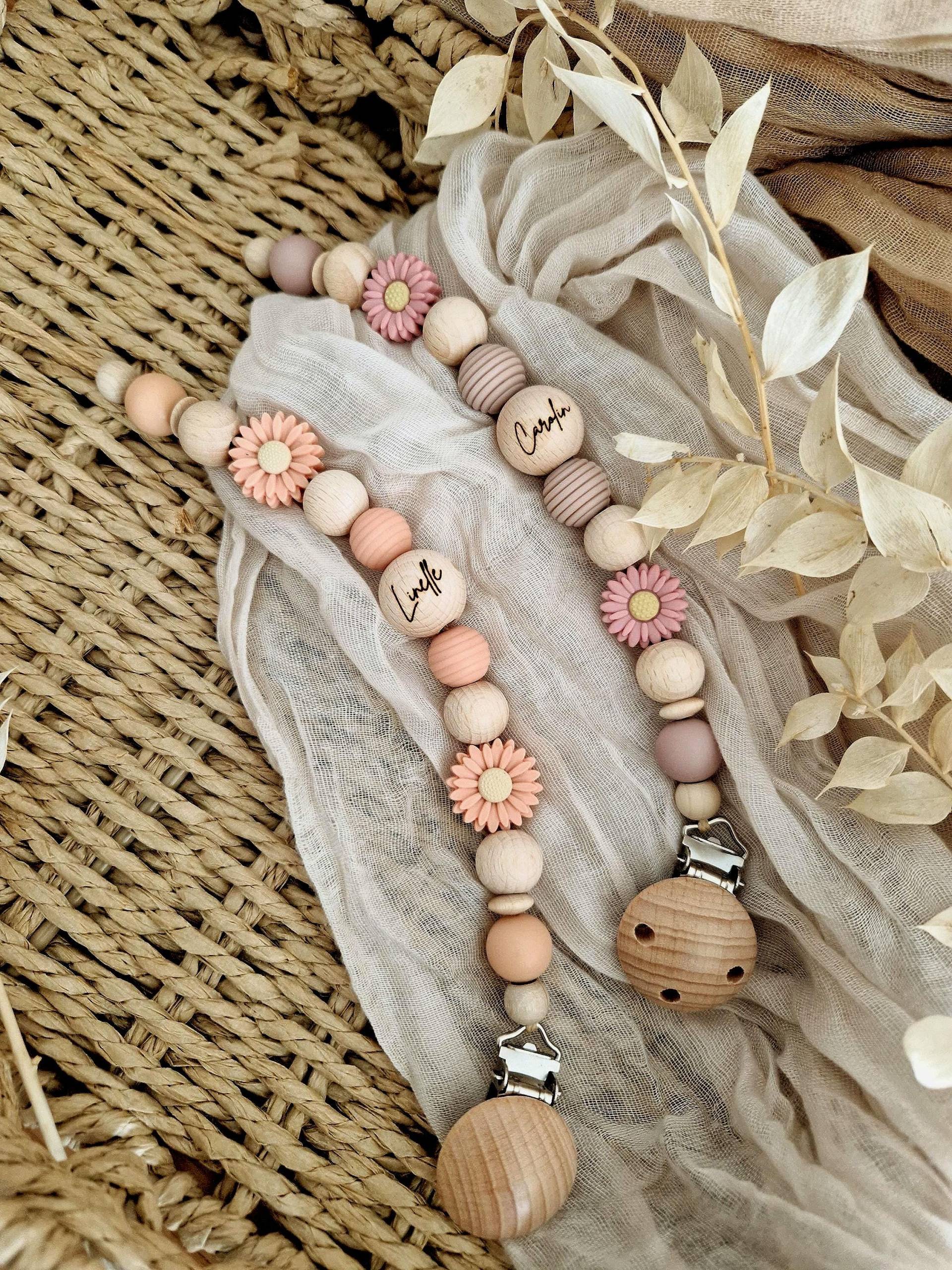 Schnullerkette "Linelle&carolin" Altrosa, Rosa, Apricot, Margarite, Gänseblümchen, Kamille, Natur, Silikon, Holz, Gravur Name von beckyshandmadeshop