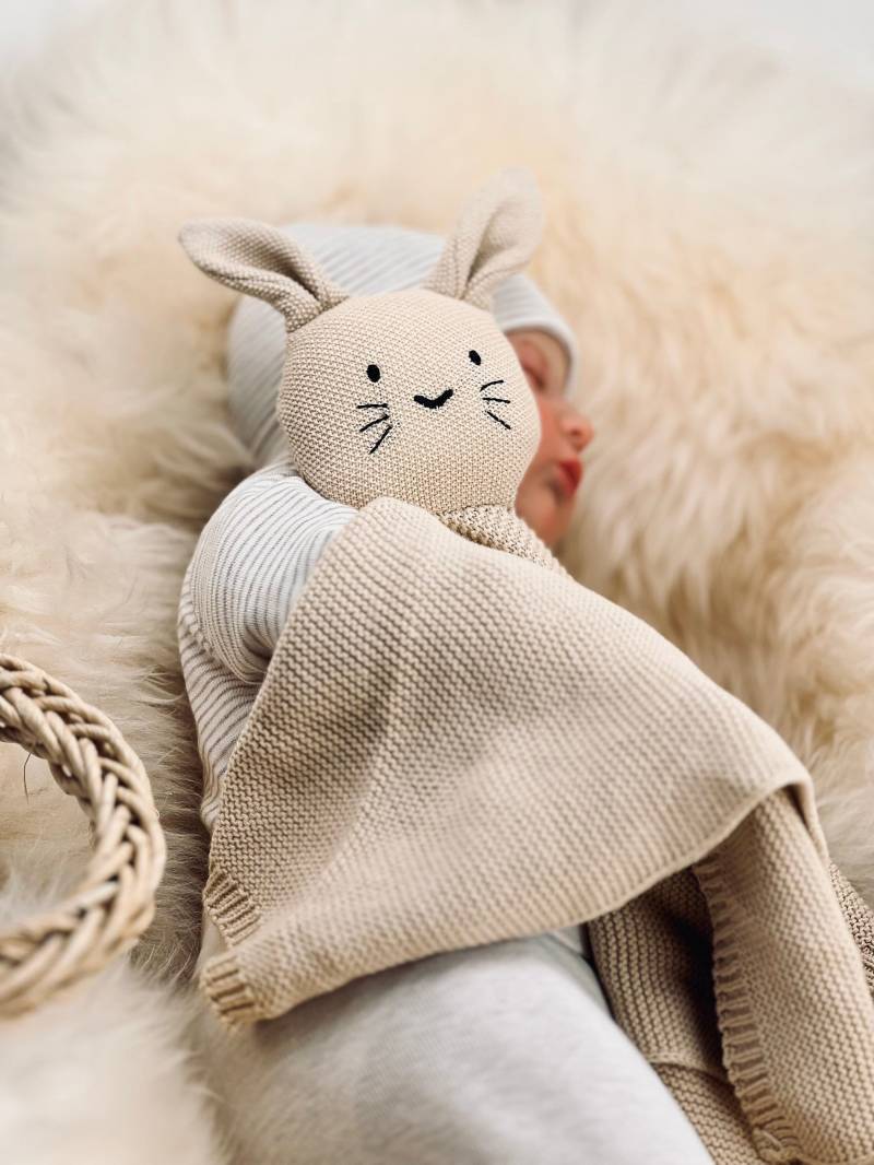 Schnuffelhase Gestrickt in Beige - Personalisiertes Schmusetuch Mit Namen | Geburtsgeschenk Für Babys Kuscheltuch Individuell Bestick von bergkindl