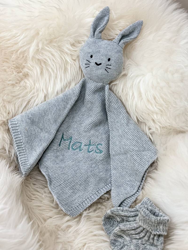 Schnuffelhase Gestrickt in Grau - Personalisiertes Schmusetuch Mit Namen | Geburtsgeschenk Für Babys Kuscheltuch Individuell Bestick von bergkindl