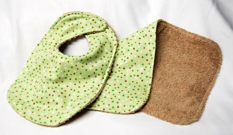 Lätzchen Und Spucktuch-Set, Baby-Dusche-Geschenk, Willkommens-Baby-Geschenk Grün, Weiß Braun Tupfen Auf Grün von beyondquilts