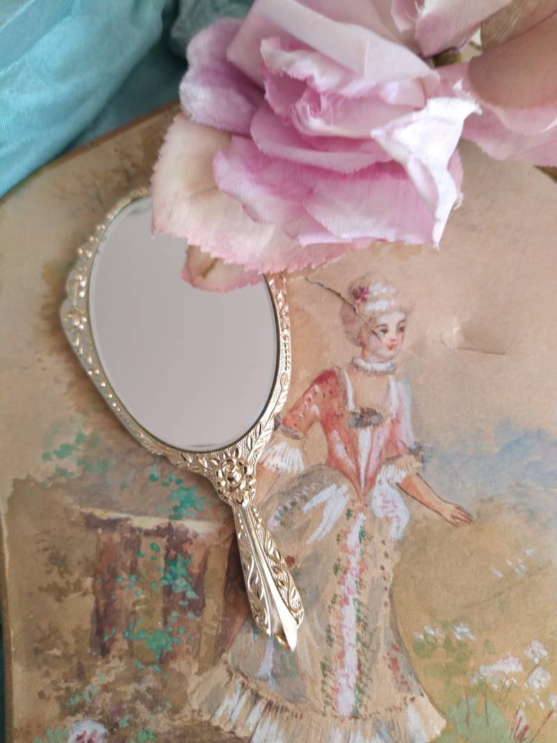 Dekorativer Kleiner French Rosen Handspiegel Vergoldet Barock Stil Patina Spiegel Brocante Boudoir Gold Vintage Gefunden in Frankreich Puppe von brocantemonamour