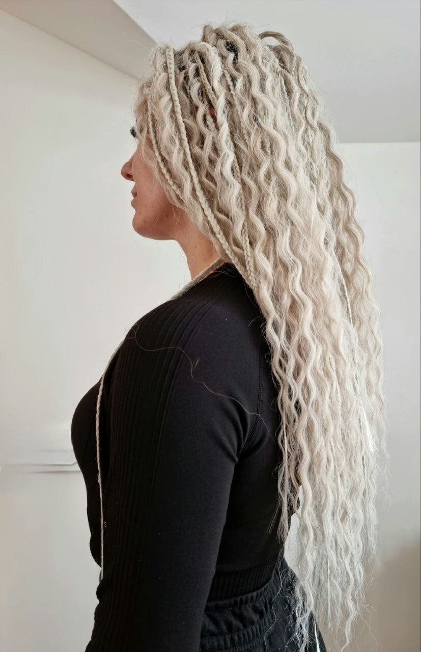 Weiß Blondes Set Gelockte Dreads Erweiterungen Gewellte Locken Offene Und Zöpfe Doppelseitige Lange Haarverlängerungen von byBraid