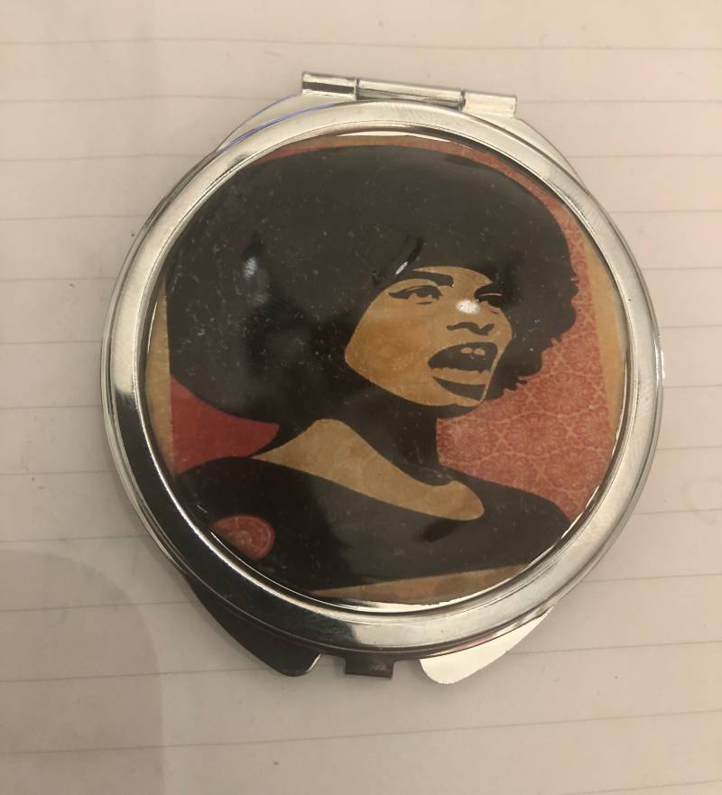 Retro Afro Angela Klein Runder Silber Spiegel Compact von cheetahrama