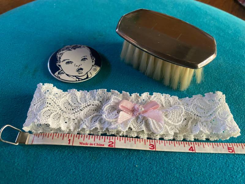 Verkauf 3-Teiliges Geschenkset Für Säuglinge/Babys Antiker Versilberter Säuglingsbabypinsel C1920S - Spitzenstirnband Vintage Gerber-Babymagnet von chicvintageclassics