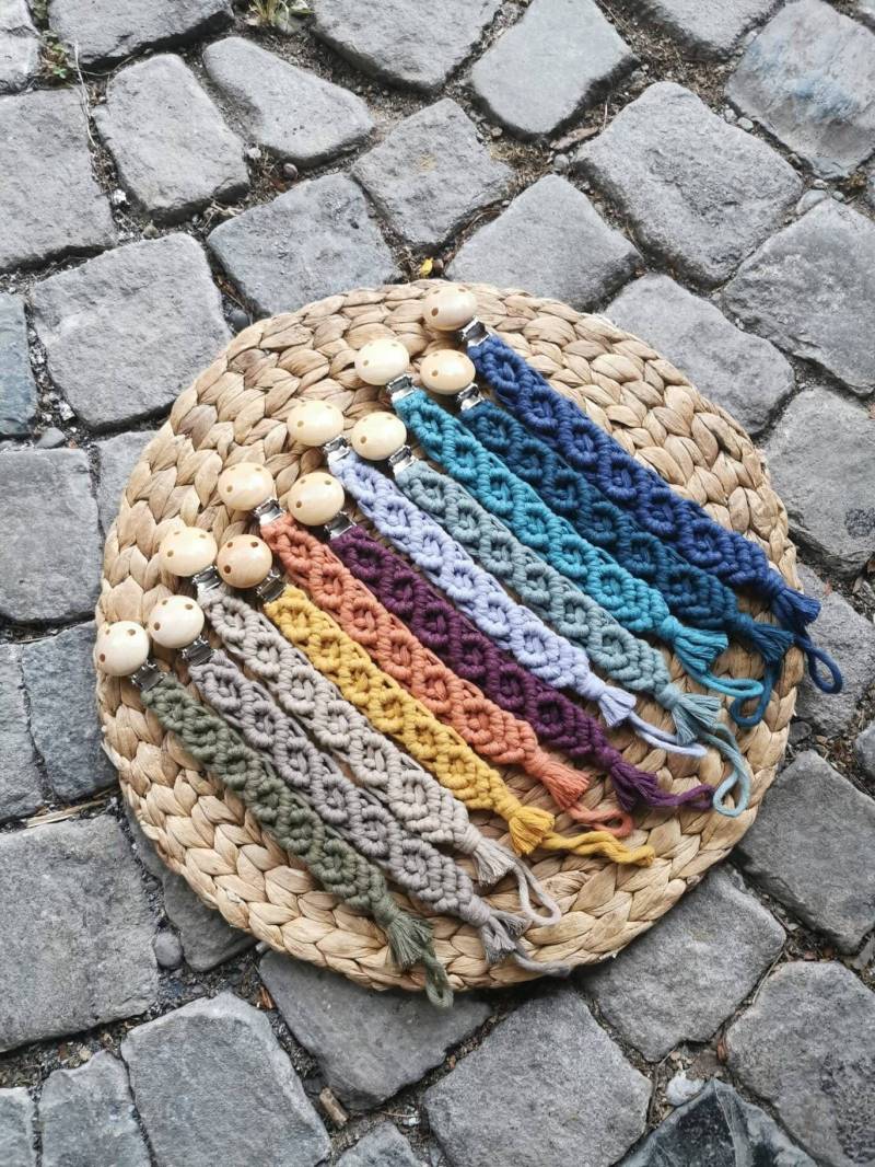 Makramee Schnullerkette | Boho Nuggikette Handgemachte Babyartikel Individuelles Geschenk Zur Geburt Nachhaltiges Baby Zubehör von donawoodandcord