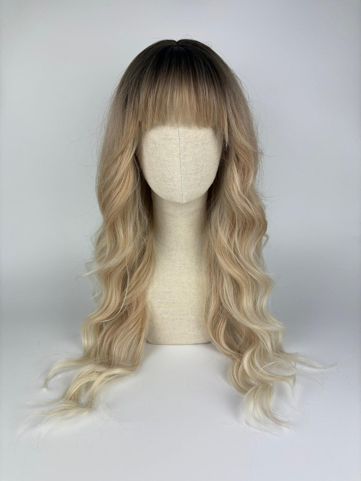 Easy Wear Wig/Glueless Natürliche Perücke The Honey Maid 2024 Pony-styling Balayage Blonde Tones, Dark Roots #curls #pony #bangs von dragmaiditup