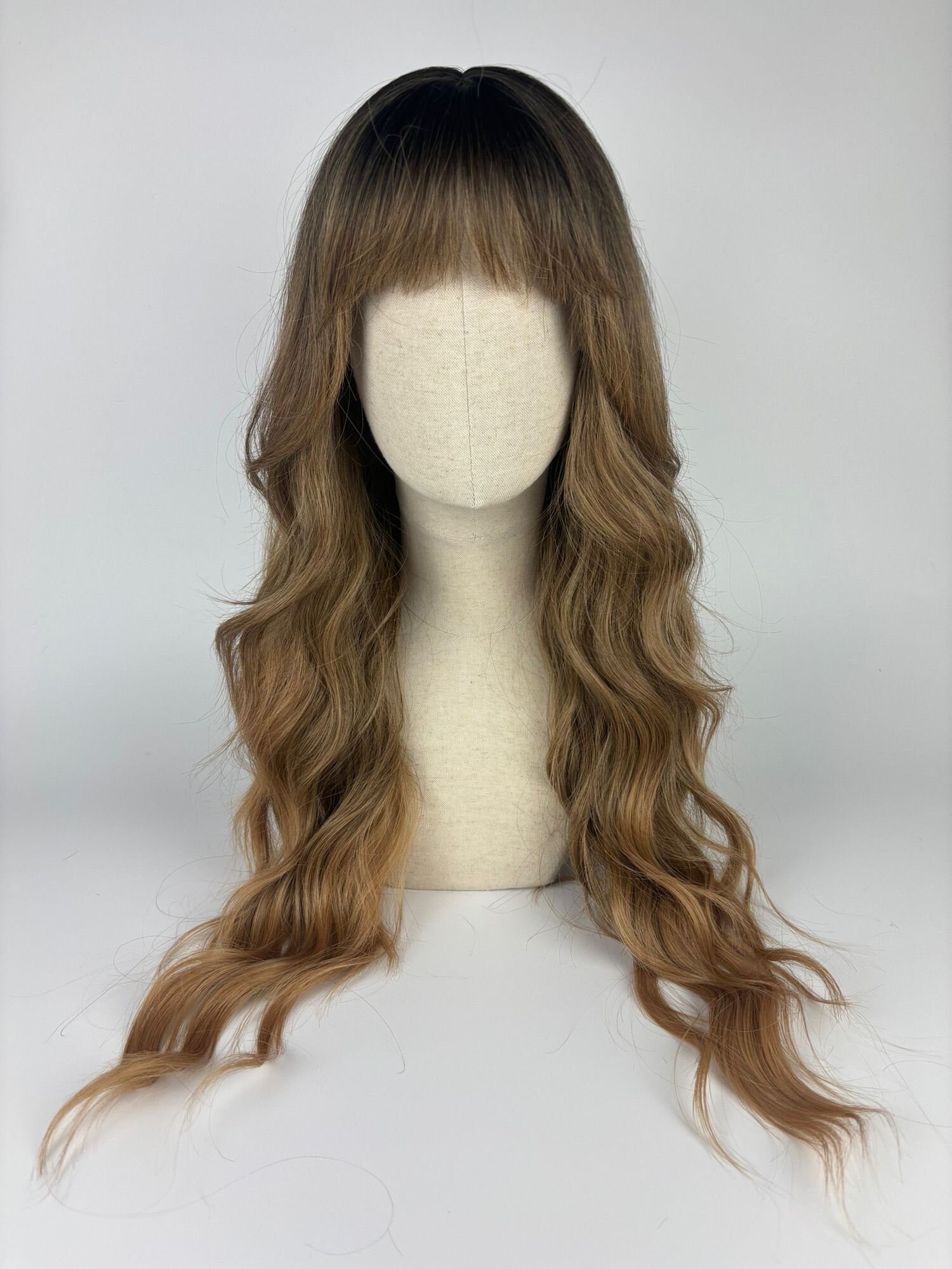 Easy Wear Wig/Glueless Natürliche Perücke The Sugarcookie Maid 24 Pony-styling Warm Blonde, Dark Roots #curls #bangs #beachwaves von dragmaiditup