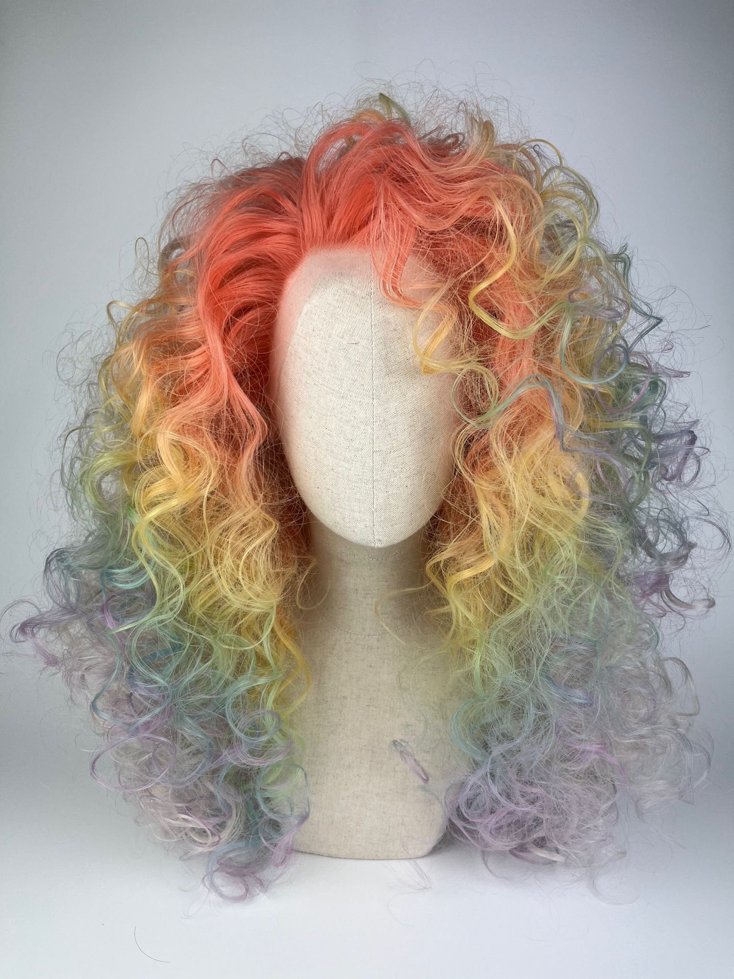 Lace Front Wig,/Perücke The Pride Maid 2024 I Curly-styling 70's/ 80's Bunt Regenbogenfarben - Rainbow Colours Customized #pride von dragmaiditup