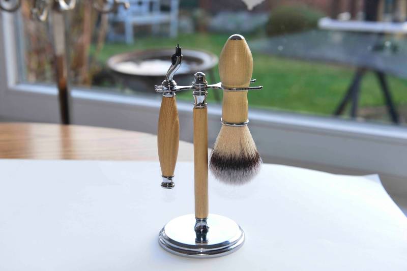 Rasierständer | Robinie Mit Rasierer | Gillette Mach 3 Und Pinsel | Chrom Zum Sonderpreis von drechselnunddesign