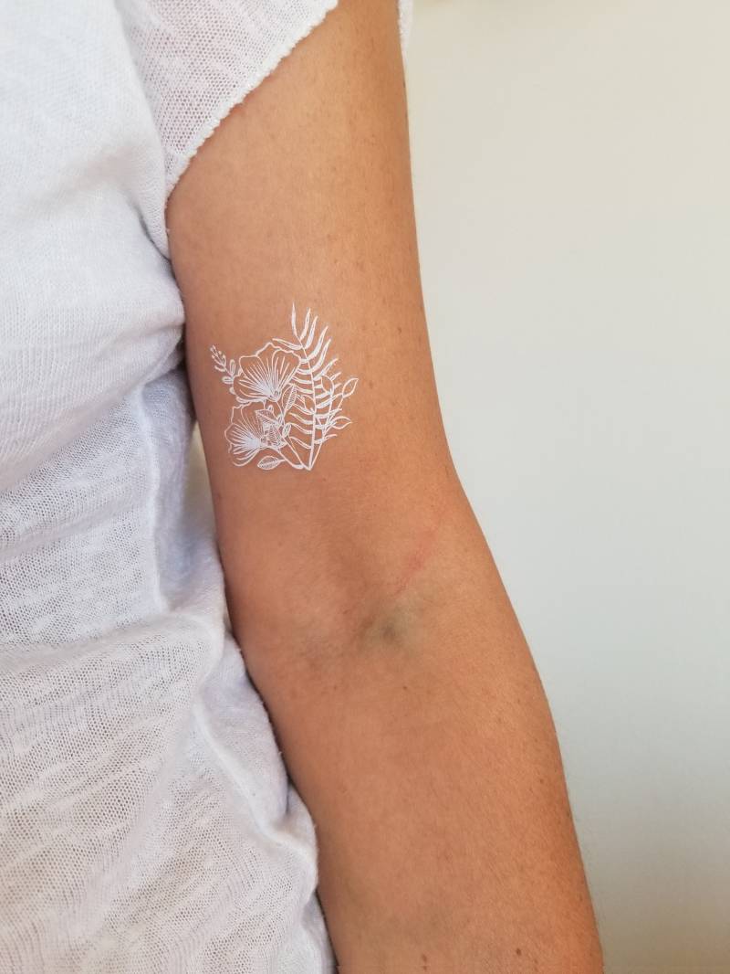 Boho Weißes Wildblumenstrauß Temporäres Tattoo von encredelicate