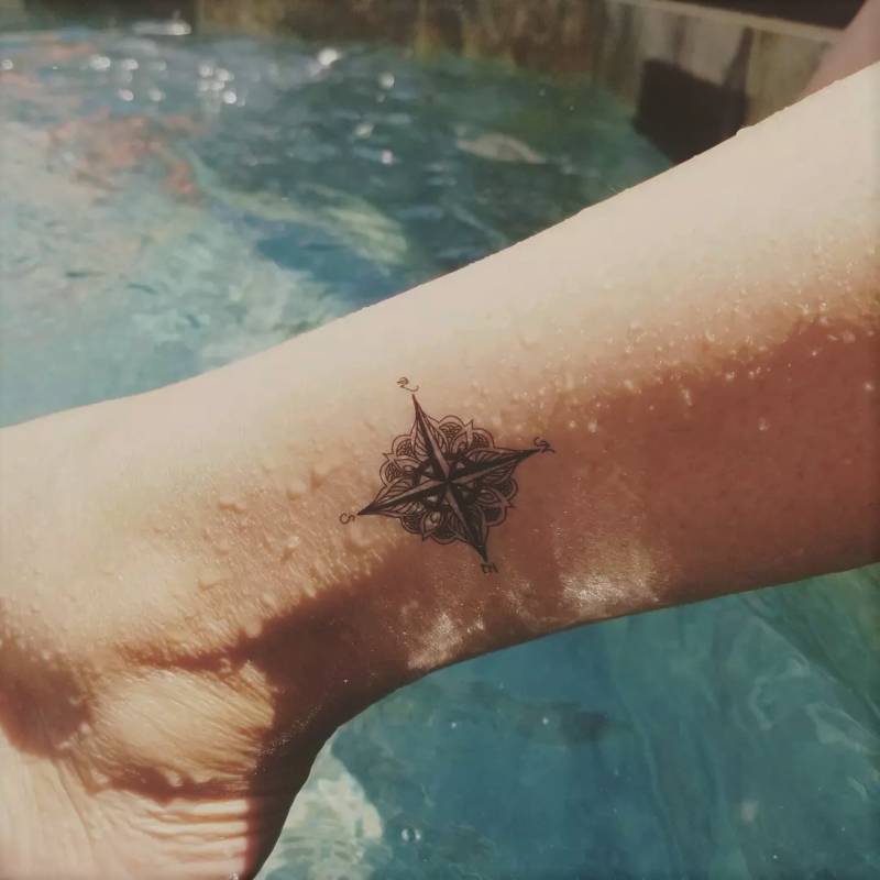 Temporäres Kompass-Tattoo Im Mandala, Gefälschtes Boho-Tattoo von encredelicate