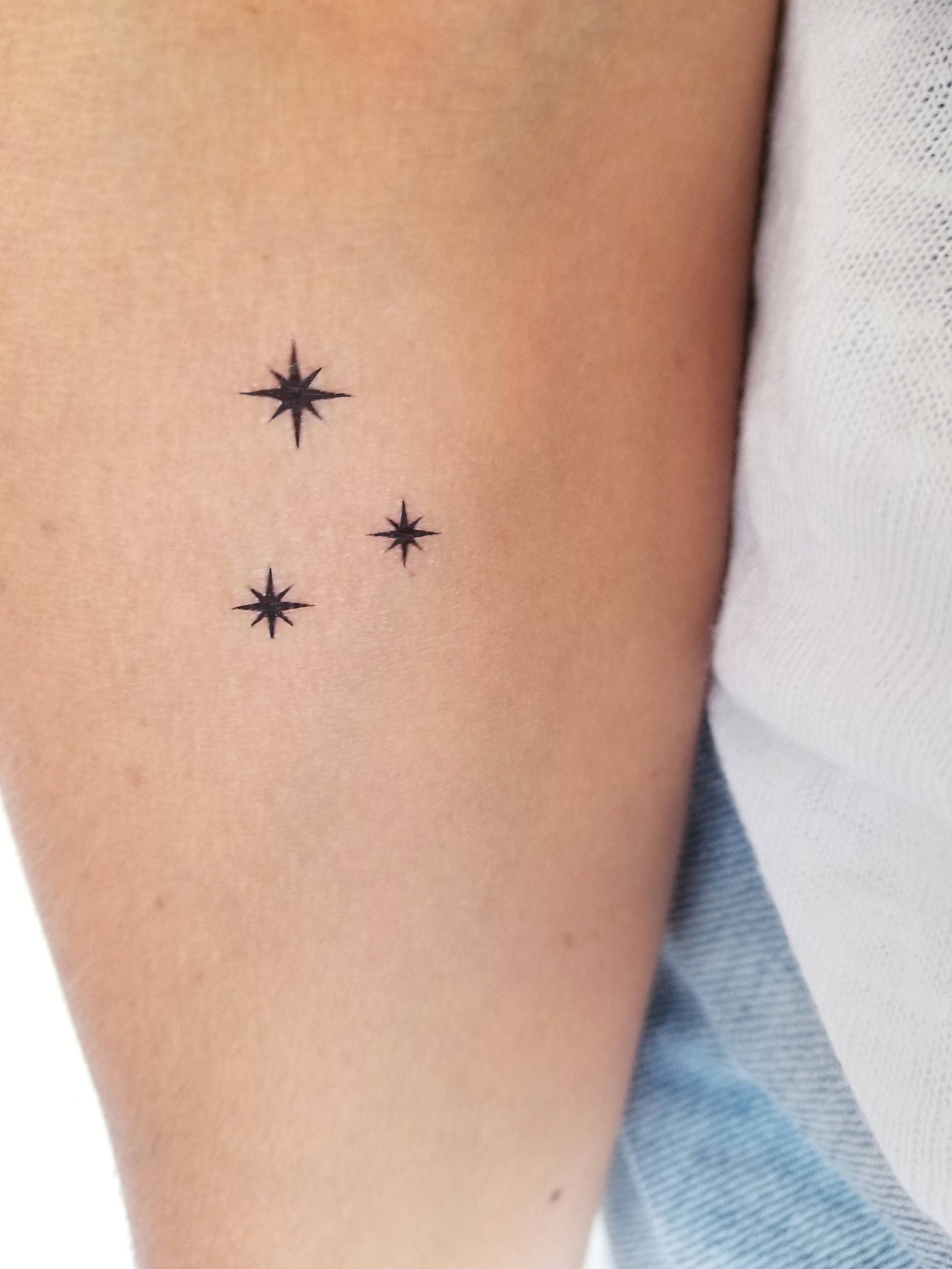 Temporäres Tattoo Mit Kleinen Sternen Oder Glitzern von encredelicate