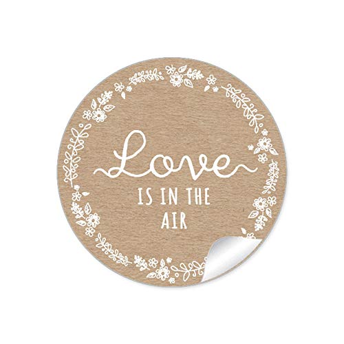 24 STICKER Love is in the Air Etiketten als Dekoration in Natur Kraftpapier Look mit weißer Blütenranke für Seifenblasen oder Luftballons zur Hochzeit Geburtstag Taufe, 4 cm, rund, matt von fioniony