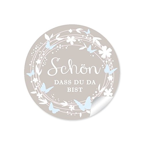 24 STICKER: "Schön, dass du da bist" Schöne Etiketten mit Kranz, Blüten und Schmetterlingen in WEIß BLAU NATUR SAND • Für Gastgeschenke, Tischdeko zur Hochzeit • Aufkleber: 4 cm, rund, matt von fioniony