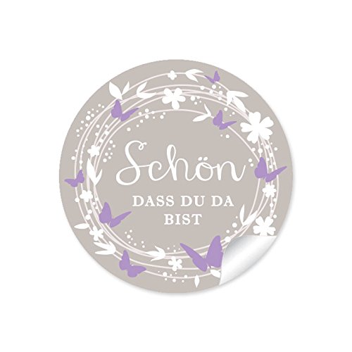 24 Sticker Schön, dass du da bist Etiketten mit Kranz, Blüten, Schmetterlingen in beige/Sand/Flieder/lila für Gastgeschenke, Tischdeko zur Hochzeit und vielen Anlässen 4 cm, rund, matt von fioniony