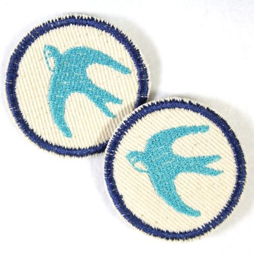 Flicken zum aufbügeln Schwalben 2 Aufbügler 5cm Bügelbilder rund im Doppelpack Patches gestickte Vogel Bügelbilder für Kinder und Erwachsene als Hosenflicken und Knieflicken geeignete Applikationen von Wertstueck Flickli