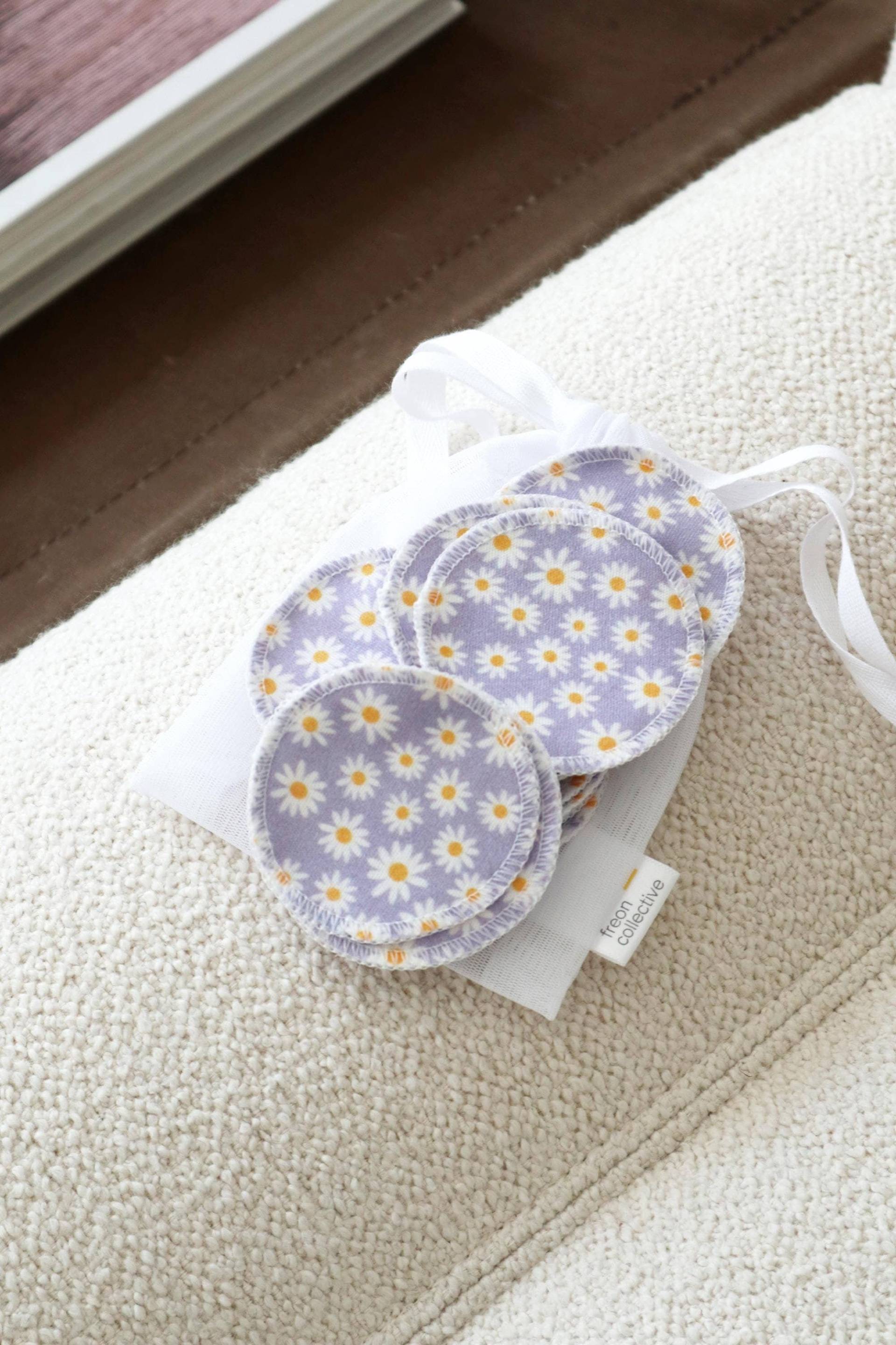 Wiederverwendbare Baumwollpads - Lilac Daisies, 100% Bio-Baumwolle, Make-Up-Entferner, Gesichtsrunden, Tonerpads, 15Er-Set, Waschbarer Netzbeutel von freoncollective