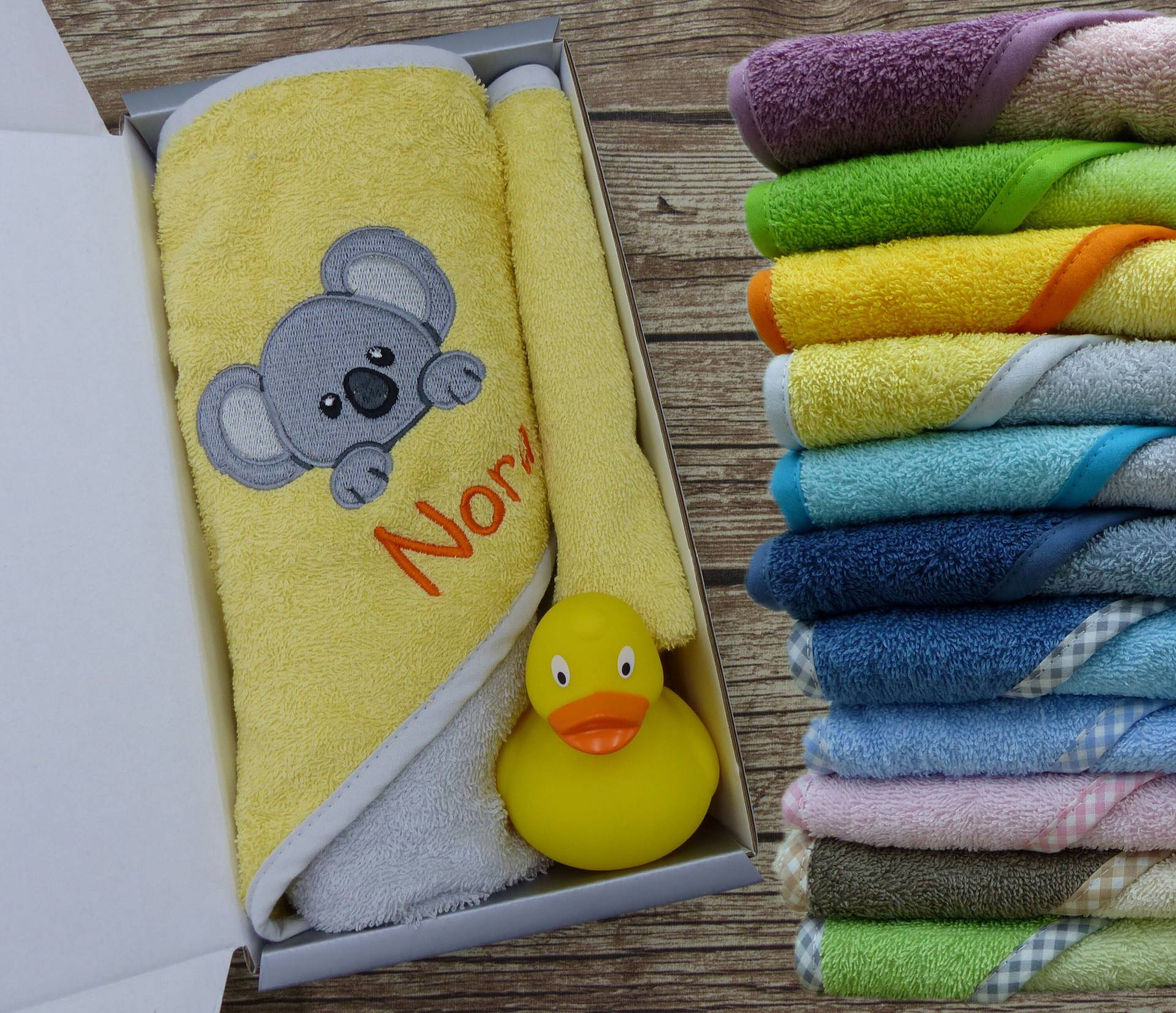 Geschenkset Baby Baden Mit Namen Koala in Wunschfarbe von geschenkelibelle