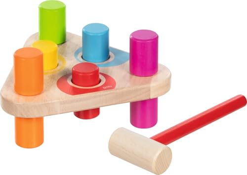 goki 58339 Hammerbank Regenbogenfarben aus Holz, Dreieckiges Holzspielzeug für Kinder, Motorikspielzeug mit 6 Klötzen und Hammer, Pädagogisches Lernspielzeug, Made in Germany, 7-er Set, ab 1 Jahr von goki