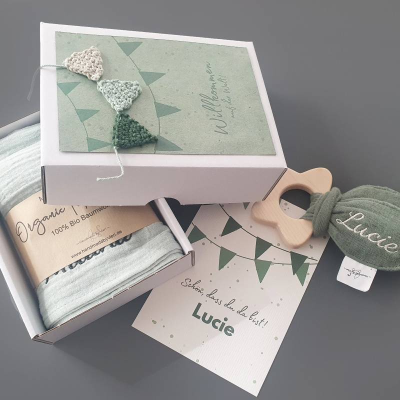 Baby Geschenkbox Personalisiert Grün - Geschenk Zur Geburt , 4 Teile, Geschenkbox, Karte Geburt, Knistertuch Greifling, Musselintuch von handmadebyvieri