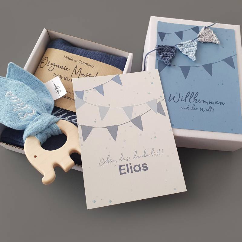 Baby Geschenkbox Personalisiert in Blau - Geschenk Zur Geburt Mit Name 4 Teile Geschenkbox, Karte, Knistertuch Greifling, Musselintuch von handmadebyvieri