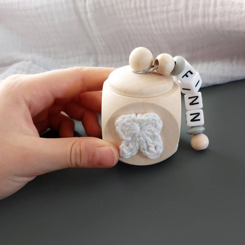 Personalisierte Milchzahndose Aus Holz Mit Gehäkeltem Zahn - Einzigartige Geschenkidee Für Kleinkinder, Zahndose, Dose Milchzähne von handmadebyvieri