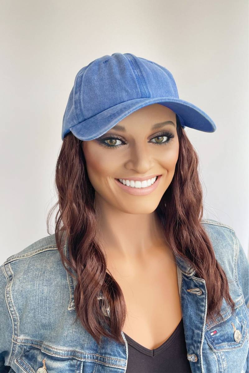 Blaue Basecap, Versehen Mit Langen Beach Wave Haaren von headscarvesbyciara1