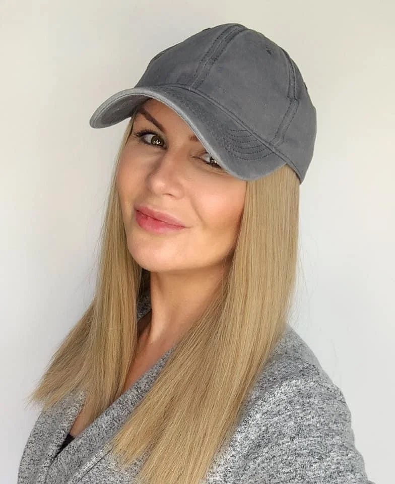 Graue Basecap, An Der Lange Haare Befestigt Sind von headscarvesbyciara1