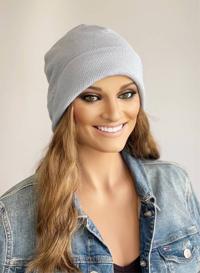 Leichte Babyblaue Beanie Mit Langen Wellenförmigen Haaren Befestigt | Mütze Befestigt| Hut Perücke| Haaren| Huthaar|Mütze|Wig Haar von headscarvesbyciara1