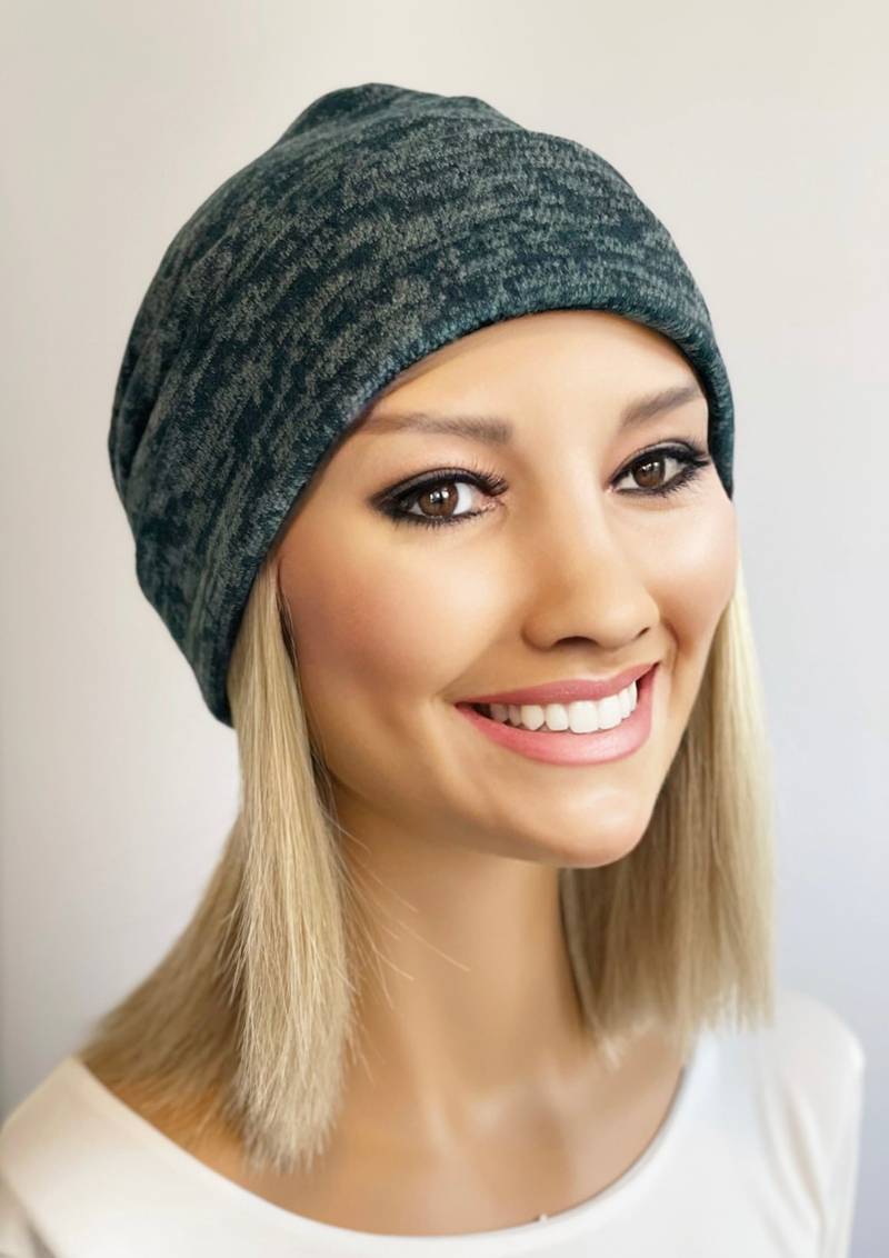 Mittelschwere Mütze Mit Weichen Kurzen Angenähten Bob-Haaren von headscarvesbyciara1