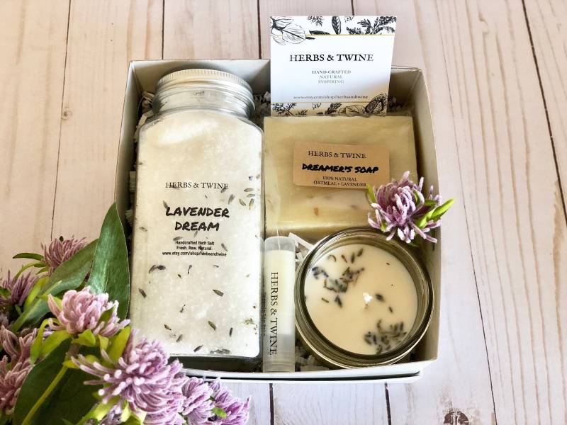 Lavendel Geschenkset, Entspannungs-Spa-Geschenkkorb, Geschenke Für Sie, Seife Aromatherapie Geschenkkorb, Bio-Spa Geschenkset Valentinstag von herbsandtwine