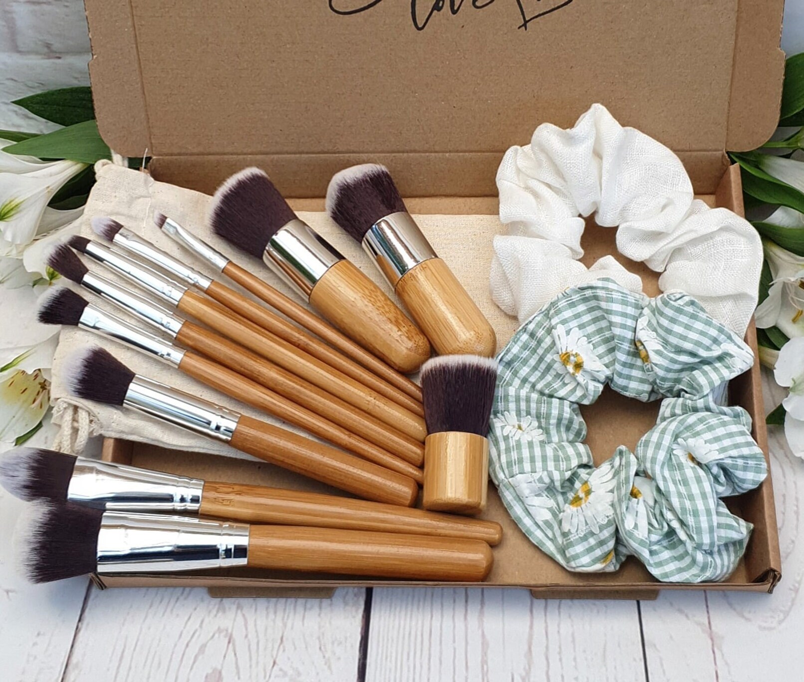 Umweltfreundliches Geschenk Für Sie 11 Stück Bambus Make-Up Pinsel + 2 Leinen-Haargummis. Natürliches, Nachhaltiges, Zero Waste Grausames von iandgeco