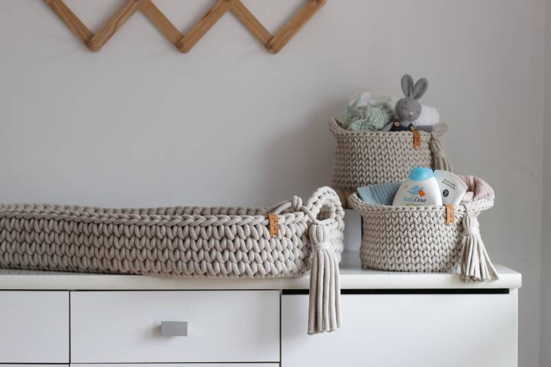 Set Von Gehäkelten Baby Wickelkorb Mit Matratze Und Aufbewahrungskörbchen in Beige Farbe, Wickelauflage, Windel Caddy, Kinderzimmer Dekor von julijolihome