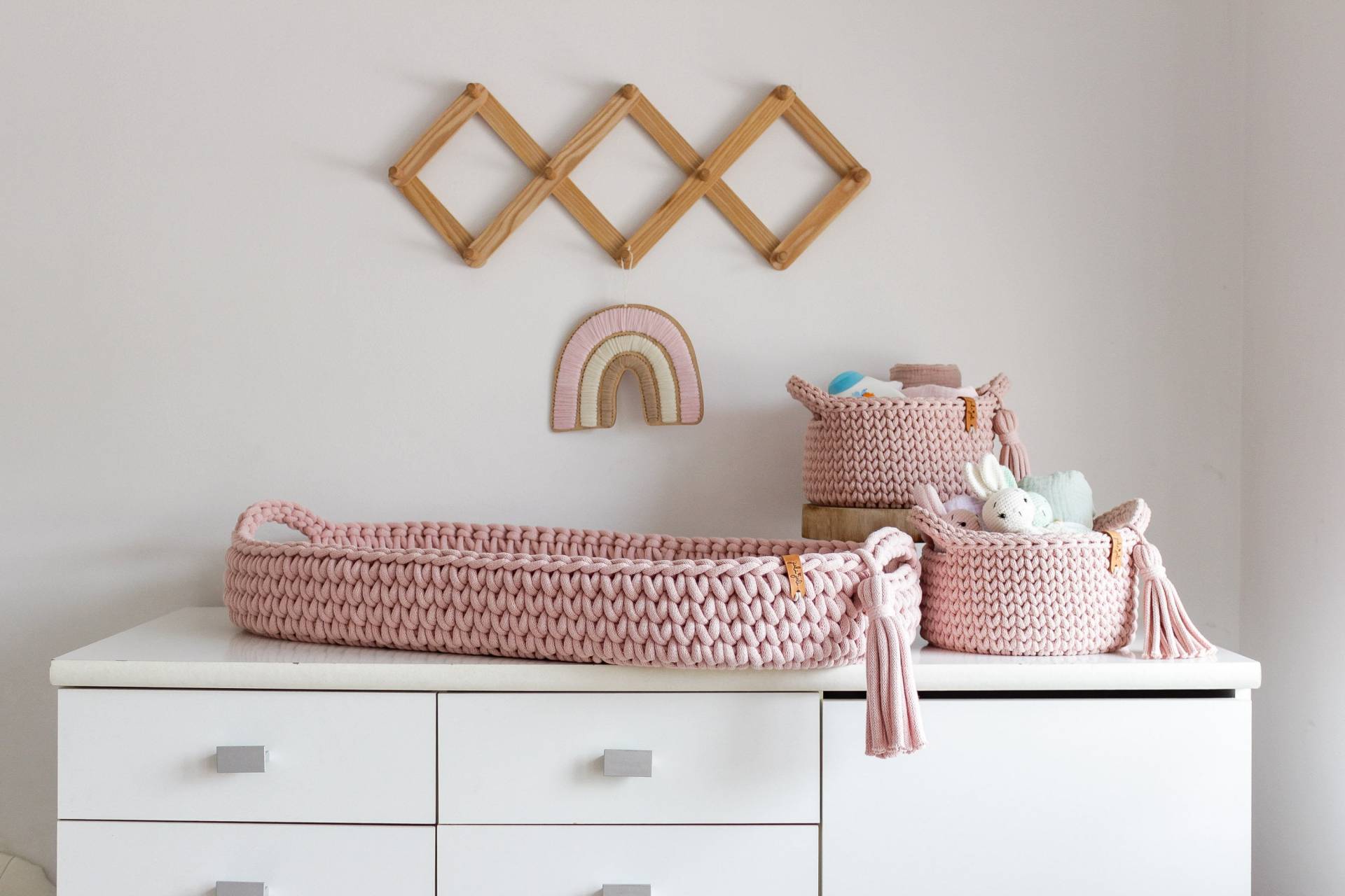 Set Von Rosa Gehäkelte Wickelkorb Und Windel Ablage Korb, Baby Wickelauflage, Caddy, Mädchen Kinderzimmer Dekor, Shower Geschenk von julijolihome