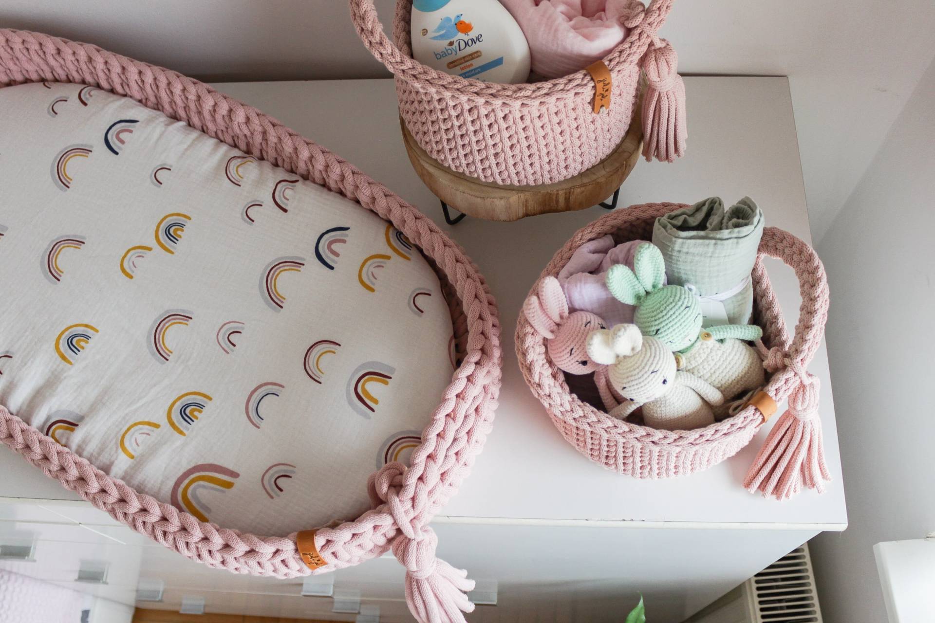 Set Von Rosa Gehäkelte Wickelkorb Und Windel Ablage Korb, Baby Wickelauflage, Caddy, Mädchen Kinderzimmer Dekor, Shower Geschenk von julijolihome