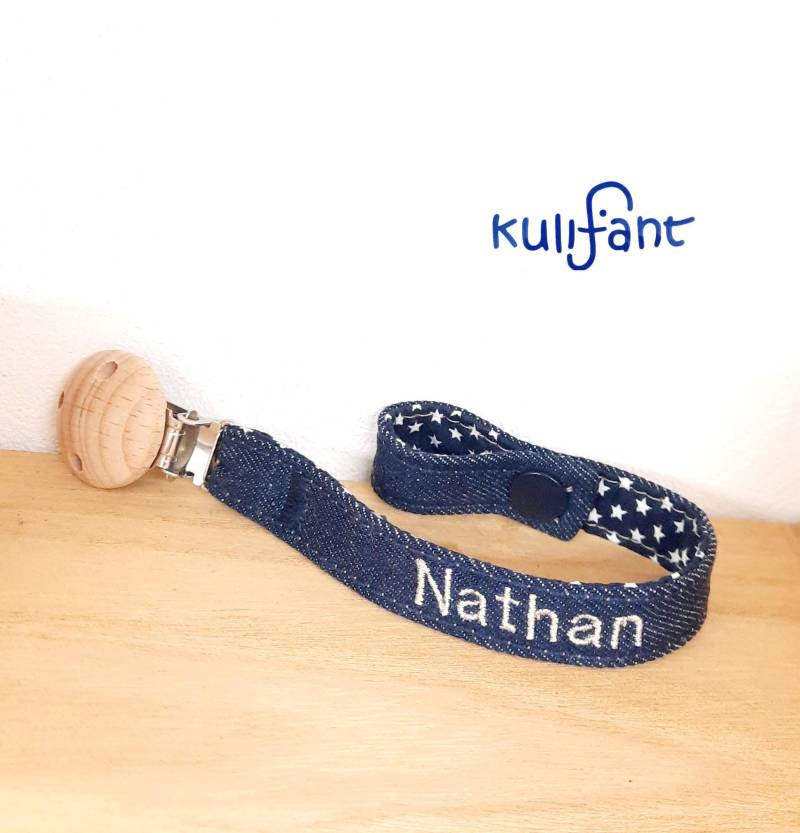 Dünneres Jeans Denim Schnullerband Zart Schlicht Mini Schmal Natur Marineweiß Mit Name Namen Bestickt Holzclip Geburt Babygeschenk von kulifant