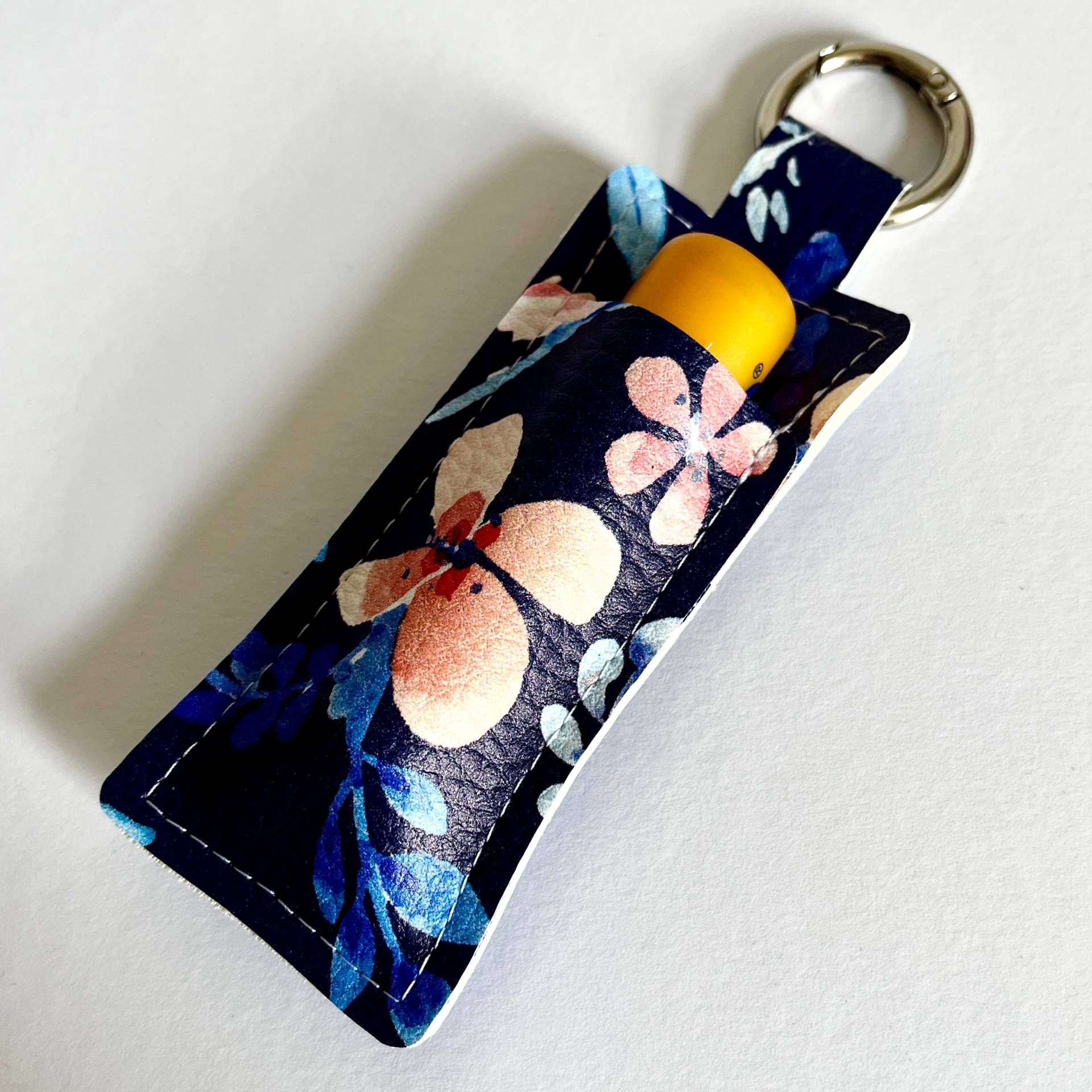 Schlüsselanhänger | Lippenbalsam Kunstleder Karabiner Anhänger Blau Floral Blüten von kunterundbunter