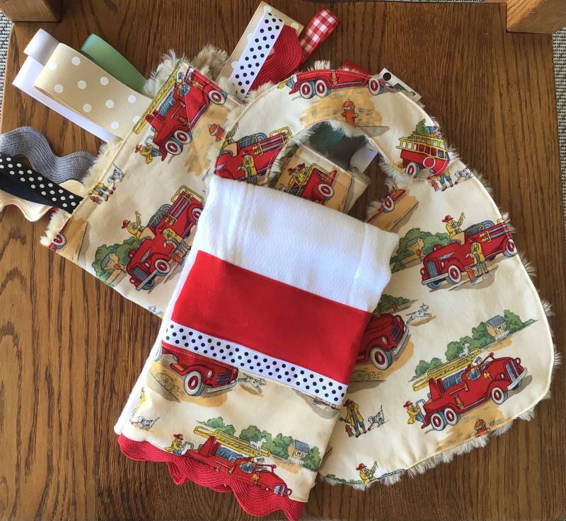 Retro Feuerwehrmann Minky Baby/Kleinkind Lätzchen, Lovey Und Spucktuch Set von laurelwhite