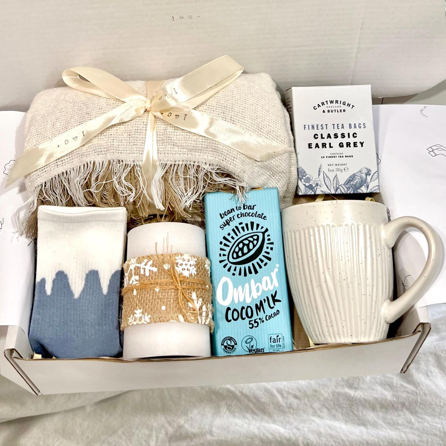 Premium Care Box Gemütlicher Hygge Hamper Verwöhnbehandlungsbox Geschenk Für Sie Schokoladentafel Geburtstag Danke Baby Blau Thema Schwestern von loudandclearConcept