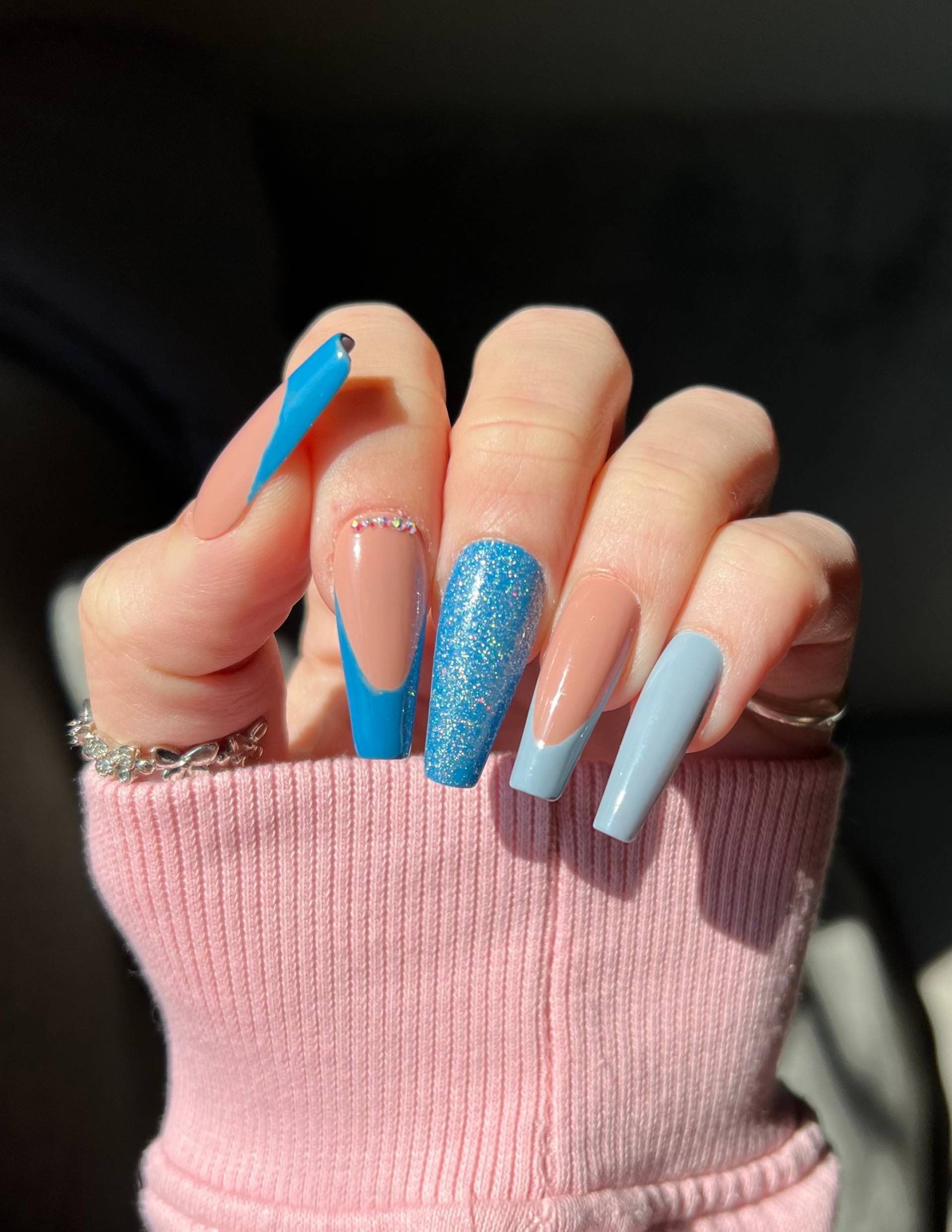 Ausgefallene Blaue Presse Auf Nägel, Matt Glänzende, Handbemalte Lange, Mittellange, Sargförmige Künstliche Nägel von moonlightnailstudio