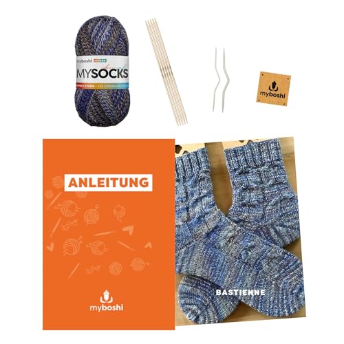 myboshi Strickset Socken Bastienne für Fortgeschrittene, inkl. Sockenwolle, Nadelspiel, Zopfnadel, Anleitung und Label, 75% Schurwolle, 25% Polyamid, Blau (Jepsen) mit Nadelspiel von myboshi