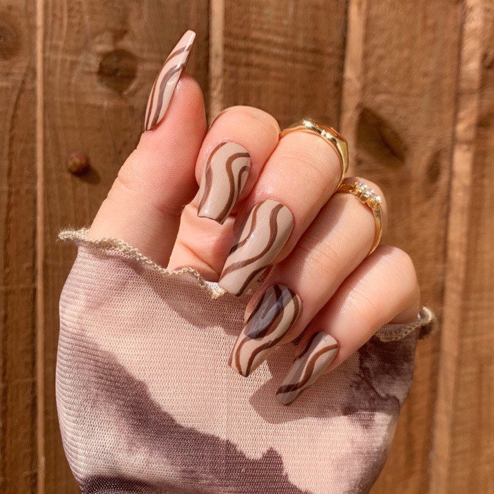 Beige & Braun Wave Swirl Drücken Sie Auf Die Nägel von nailsbymonicazx