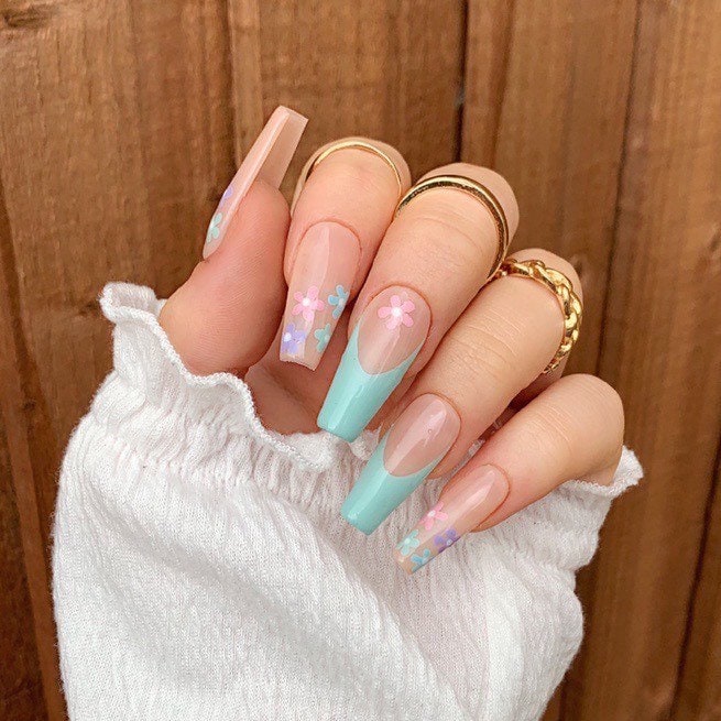 Pastel Gänseblümchen & French Tip Press On Nails von nailsbymonicazx