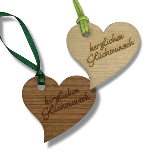 Holz-Anhänger "herzlichen Glückwunsch" geschwungenes Herz Aufschrift herzlichen Glückwunsch, Holzart Kirschbaum von namensbaender.de GmbH