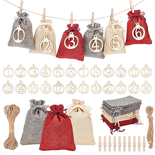 NBEADS 24 Stück 3 Farben Weihnachten Adventskalender Taschen, Drawstring Süßigkeiten Geschenk Taschen mit Nummer 1~24 Anhänger und Holz Clips Countdown Dekorationen für Party Home von nbeads