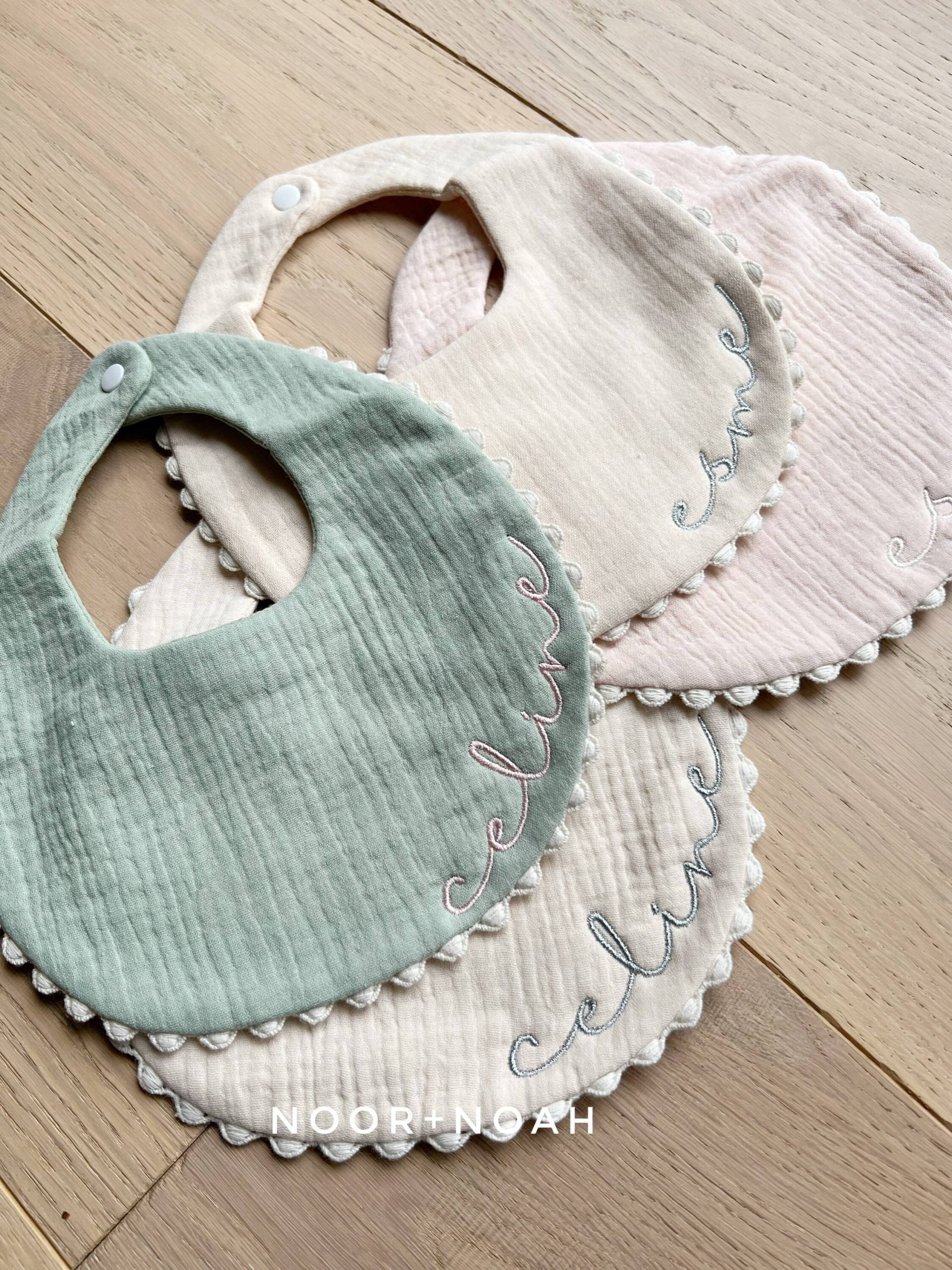 Besticktes Baby-Lätzchen, Spucktuch, Mulltuch, Bommel-Lätzchen, Spitzen-Lätzchen, Baby Swaddle, Personalisiertes Lätzchen, Lätzchen Mit Name von noorandnoah