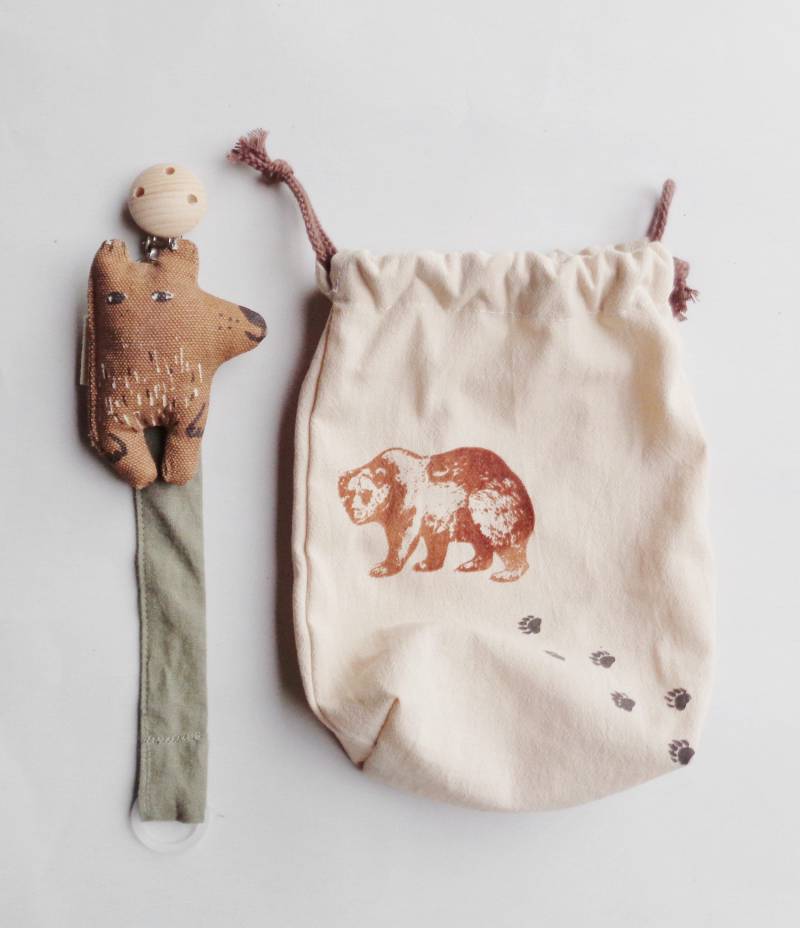 Schnullerkette Braun Gestopfter Bär Langlebig Baby Geschenk Handgemacht Aus Dänemark von normadot