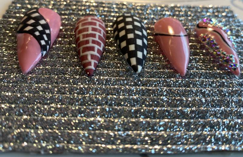 Drag Race Werkroom Press On Nails Für Männer Frauen Und Kinder Mit Ziegelwand, Schachbrett Design Strass 10 Nägel Inklusive von pureessencenails