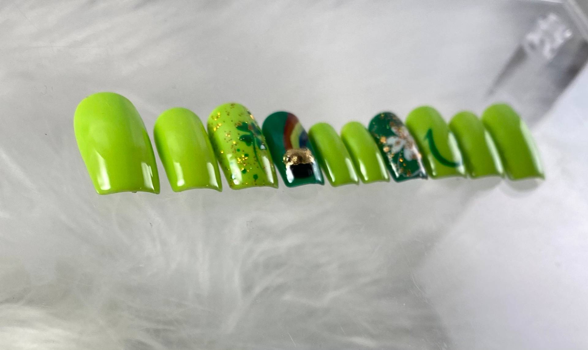 Lindgrün Und Dunkelgrün St. Patrick Es Day Press On Nails Für Erwachsene Kinder Mit Gold Glitzer Glücksbringer Kleeblatt Regenbogen Topf von pureessencenails