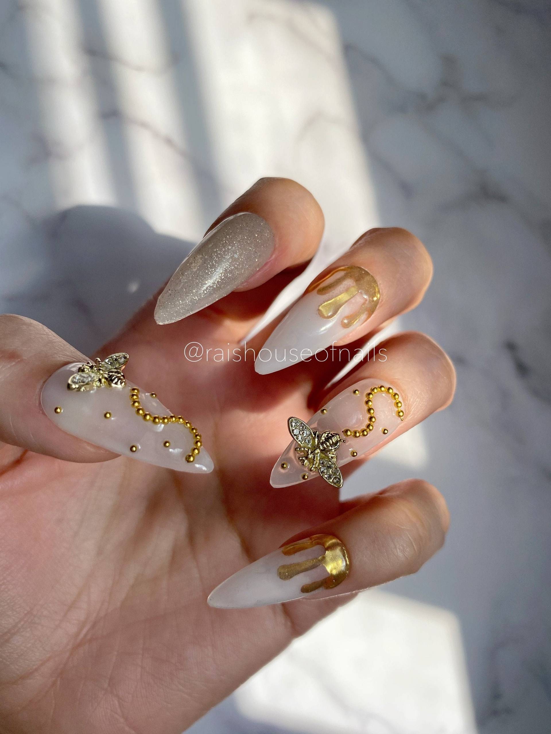 Honey Bee Drücken Sie Auf Die Nägel, 3D Nailart, Goldnägel, Luxusnägel, Acrylnägel von raishouseofnails